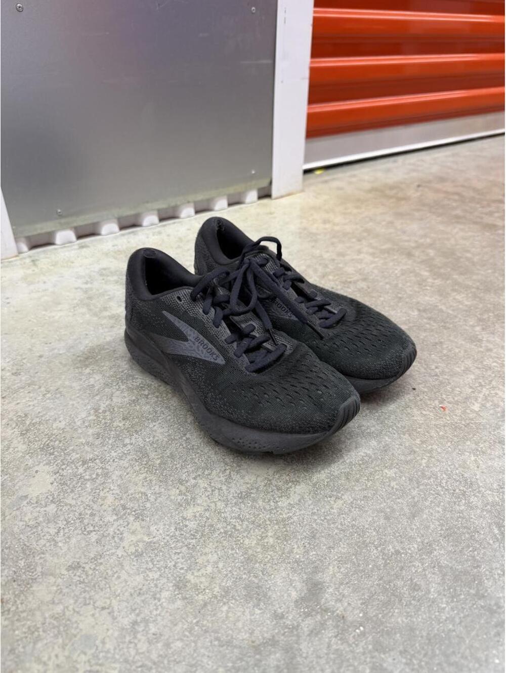 brooks ghost 16 triple black running shoes size 6.5 WOMENS